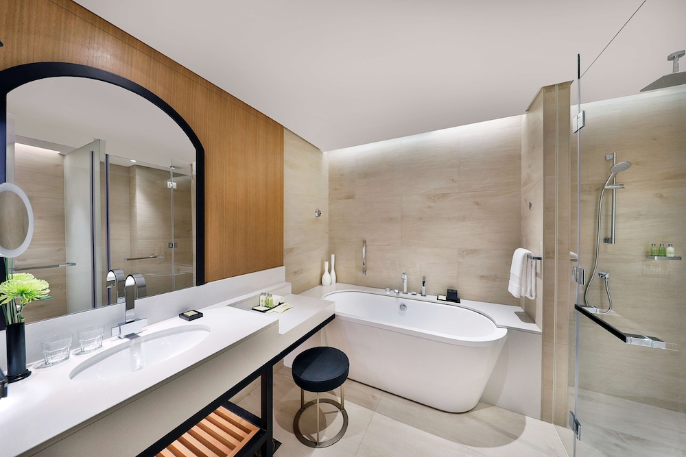 CORNER ROOM With VIEW thumbnail 6