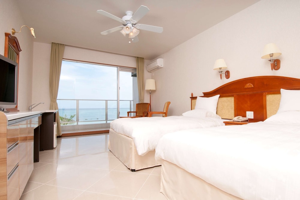 Standard Room, 2 Twin Beds, Balcony, Ocean View (with Extra Bed) photo 1
