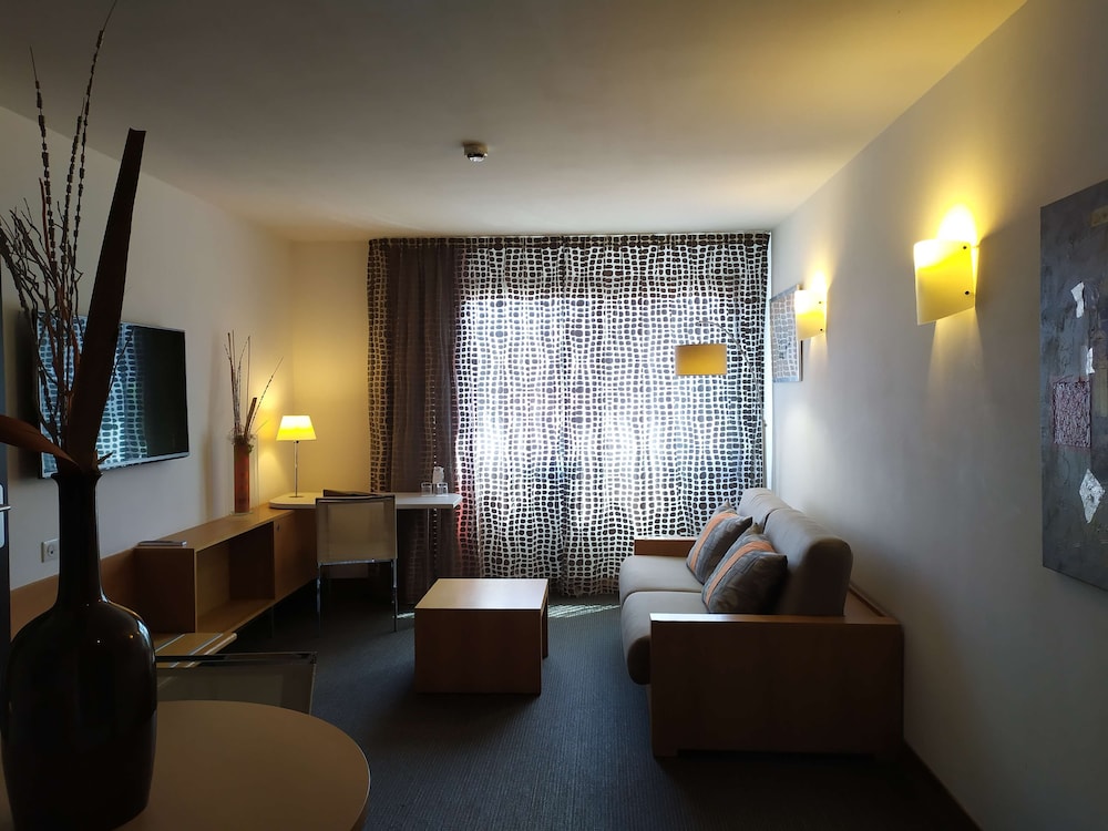 Suite, 1 Queen Bed with Sofa bed photo 3
