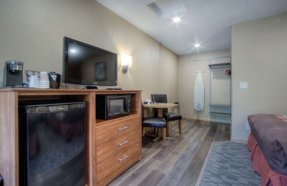 #14 Standard Motel Room photo 3