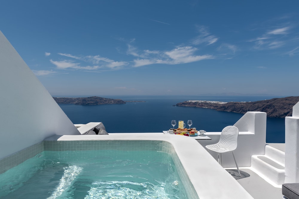 Honeymoon Suite with Outdoor Hot Tub and Caldera View