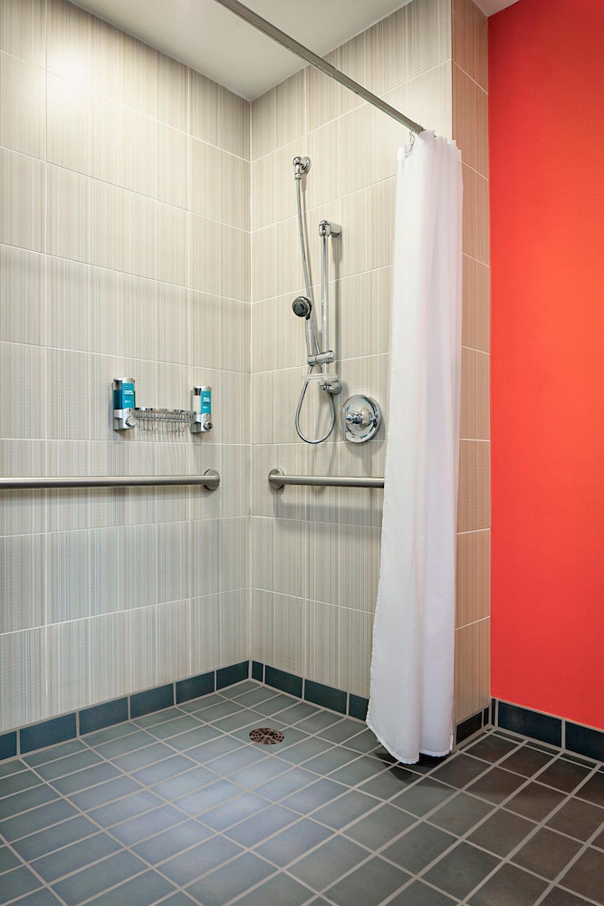 Room, 2 Queen Beds (Mobility/Hearing Access, Roll-In Shwr) - Photo 4