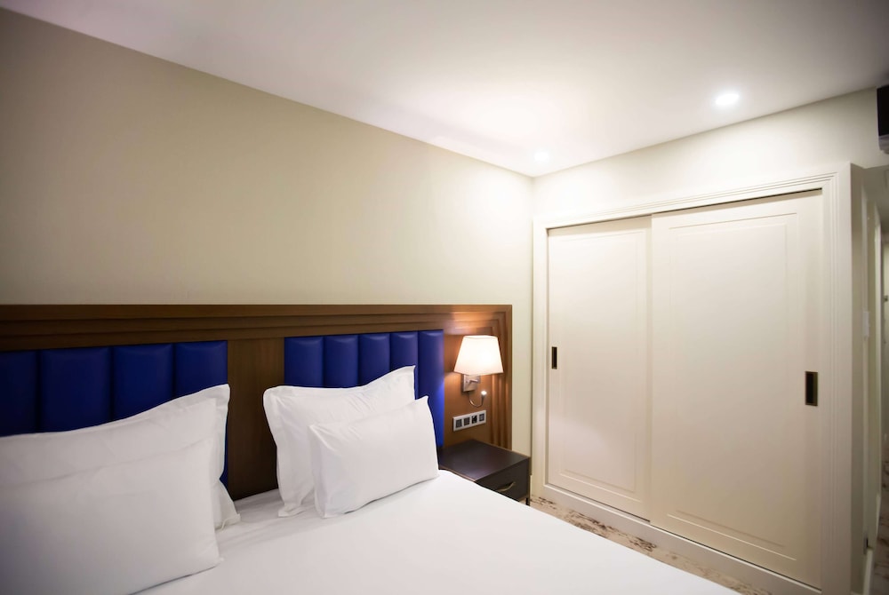 Superior Room, 1 King Bed, City View photo 3