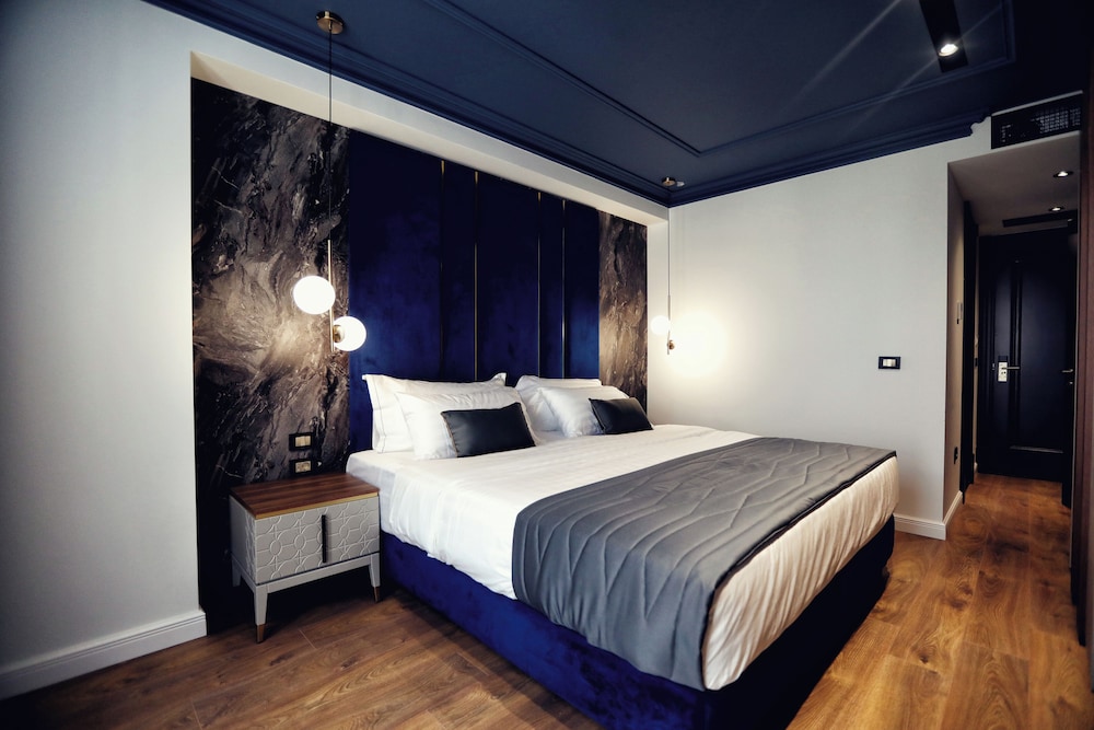 Family Room, 2 Bedrooms (Land View)