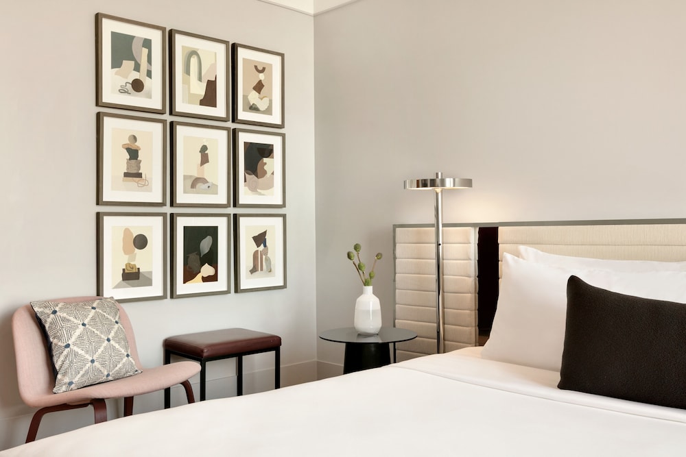 Premium Room, 1 King Bed, Roll-in Shower (Communications Accessible) - Photo 2