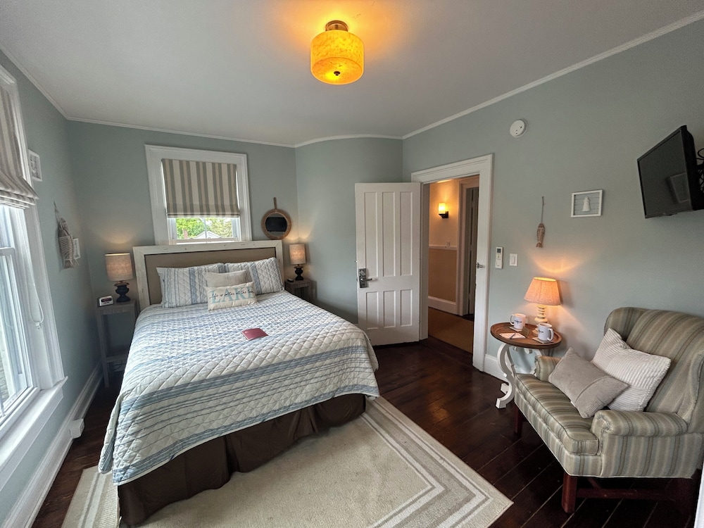 Candlewood Lake Room photo 1