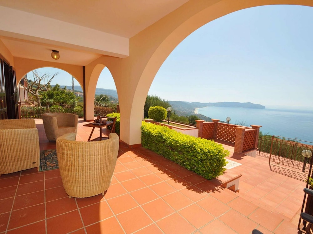Villa photo 2