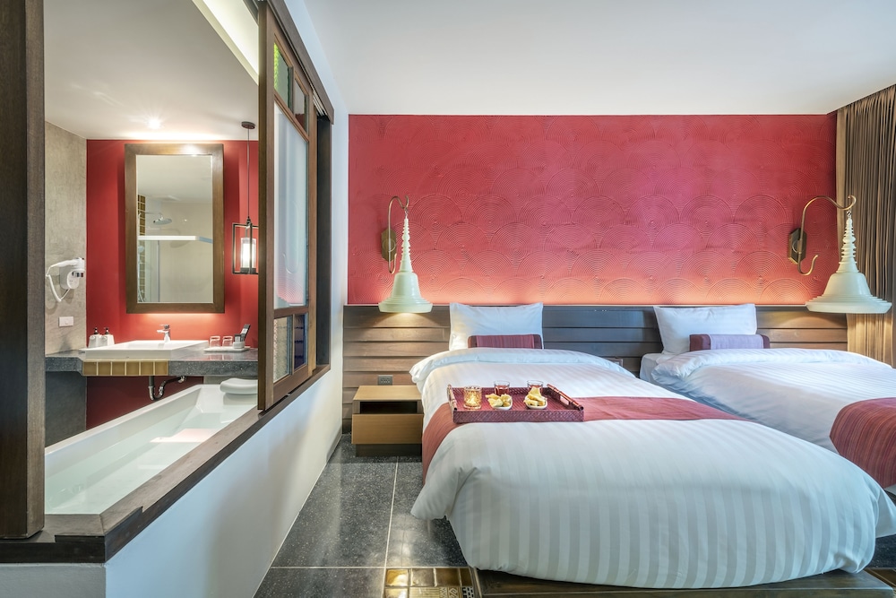 Deluxe Room, 2 Twin Beds, Pool View - Photo 4