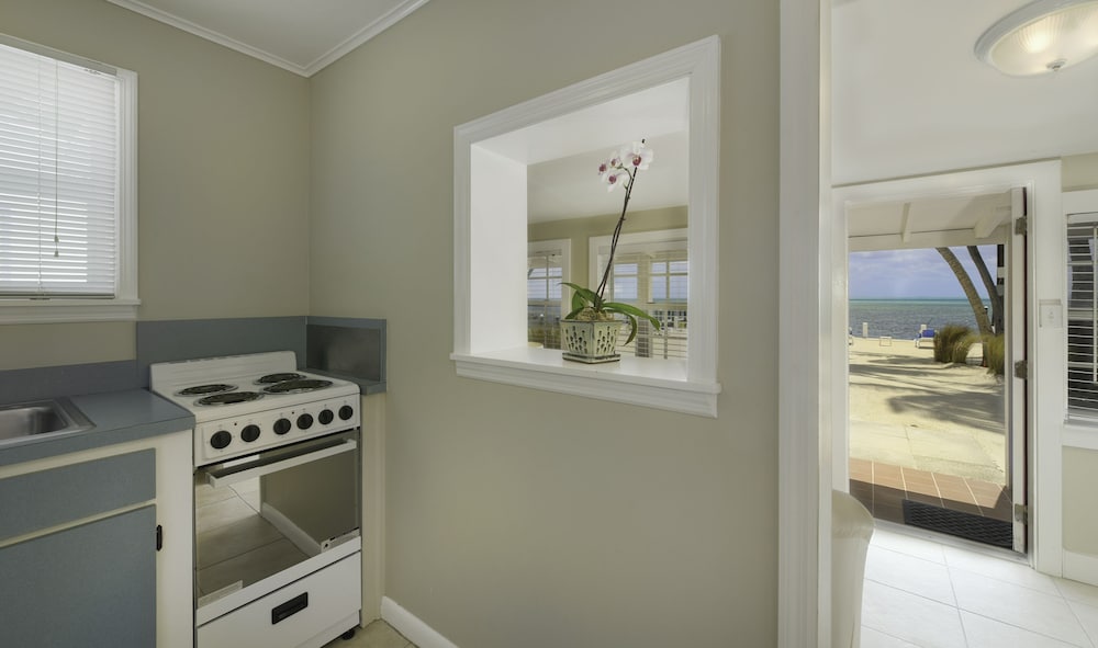 Oceanfront One Bedroom Queen Cottage photo 3
