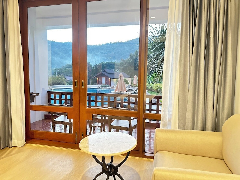 Deluxe Pool View - Photo 6