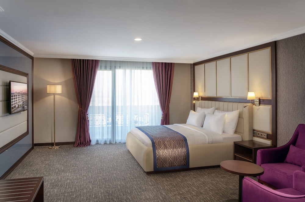 Premium Room, 1 Double Bed (Land View) - Photo 1