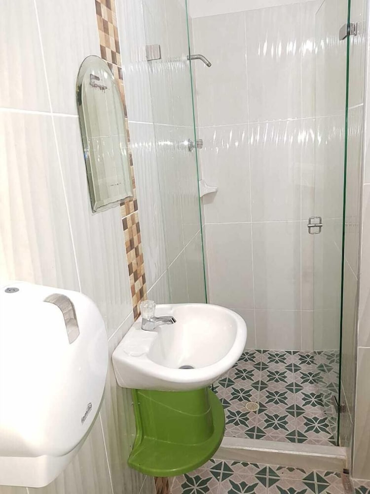 Basic Double Room Single Use, 1 Large Twin Bed, Non Smoking photo 2