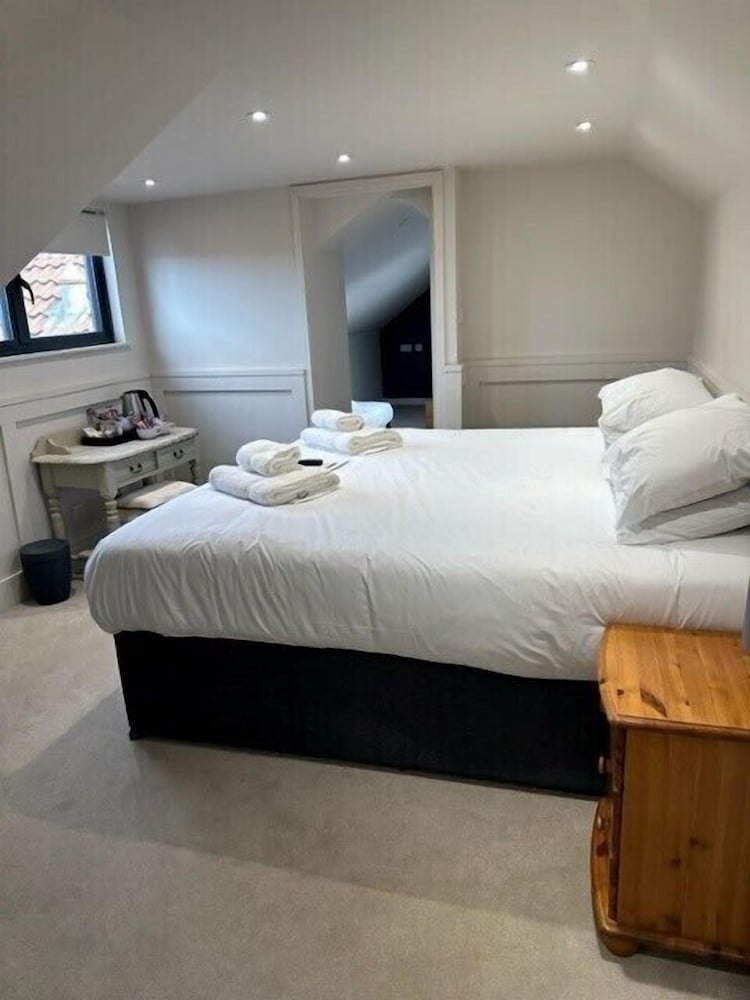 Suite, Ensuite (1 Double + 2 Single Bed)