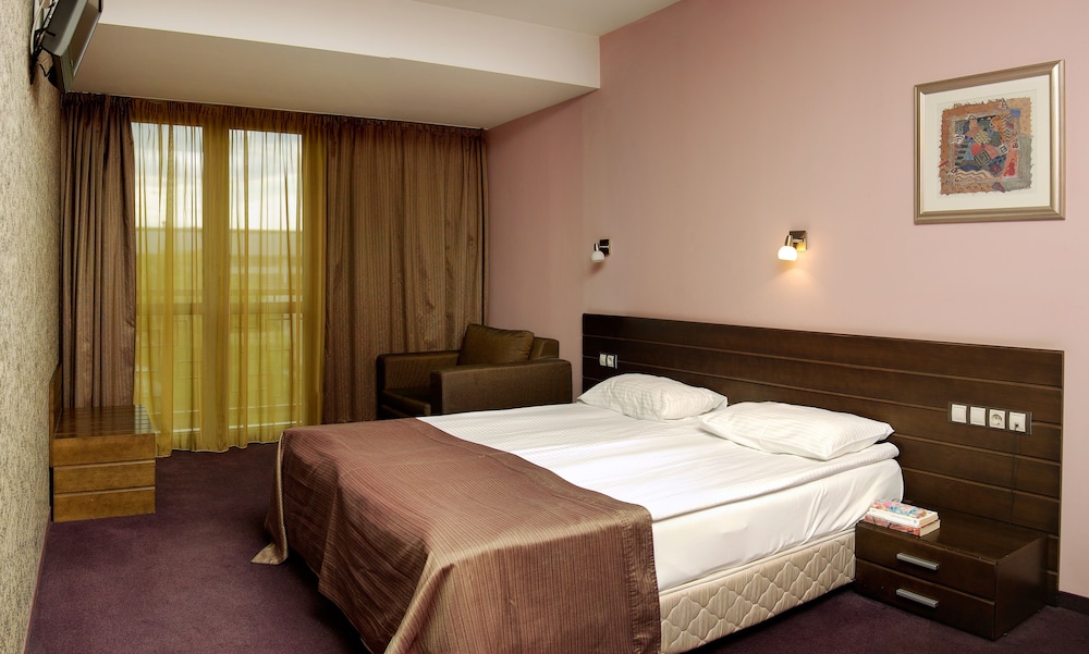 Deluxe, One Double and One Sofa Bed (15% off in the restaurant) - Photo 2
