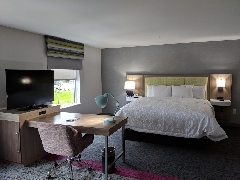 Studio, 1 King Bed, Refrigerator & Microwave (Wet Bar)