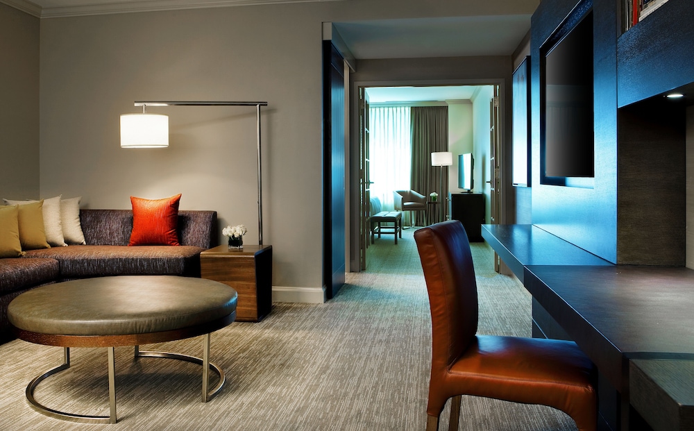 Suite, 1 Bedroom - Photo 2