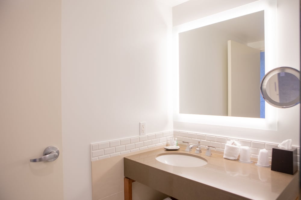 Traditional Room, 1 King Bed (Mobility Accessible, Tub)