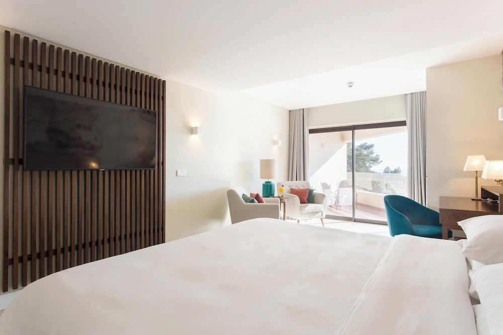Deluxe Room, 1 Queen Bed, Pool View - Photo 5