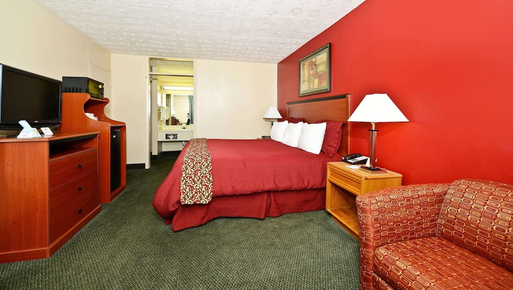 Room, 1 King Bed, Non Smoking, Ground Floor photo 3