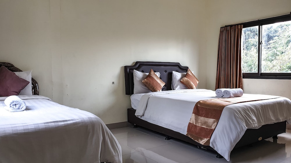 Standard Quadruple Room, Multiple Beds, Garden View