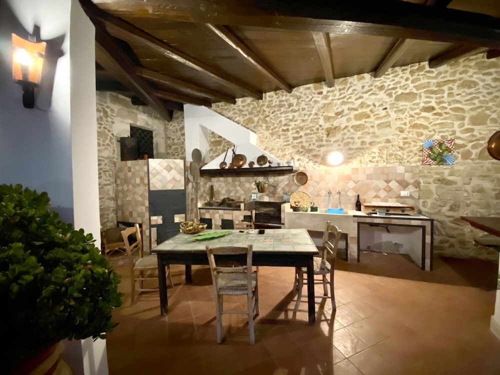Villa, Smoking photo 3