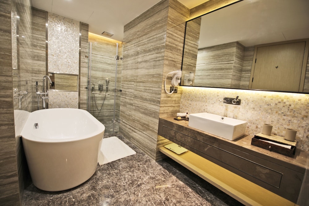 Executive Double Room thumbnail 5