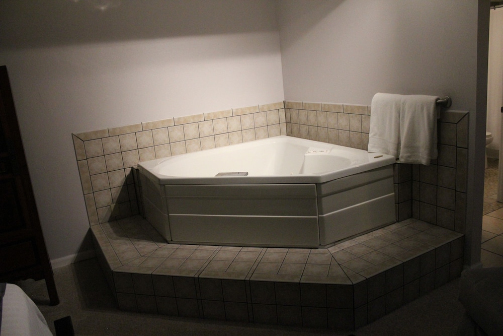 Luxury Suite, 1 King Bed, Jetted Tub, Mountain View, photo 6