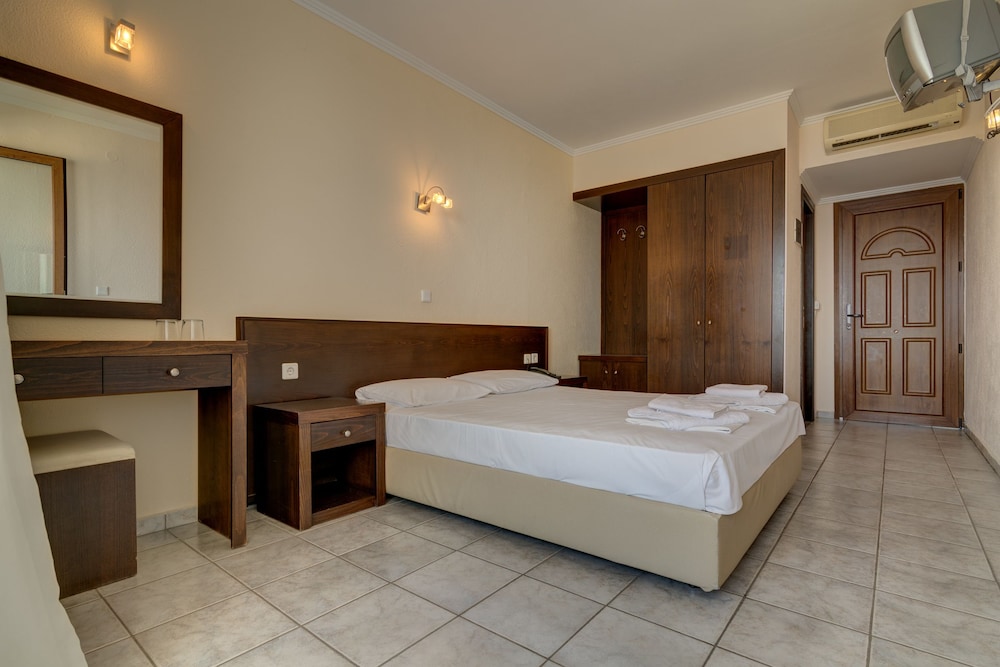 Double or Twin Room, Partial Sea View photo 2