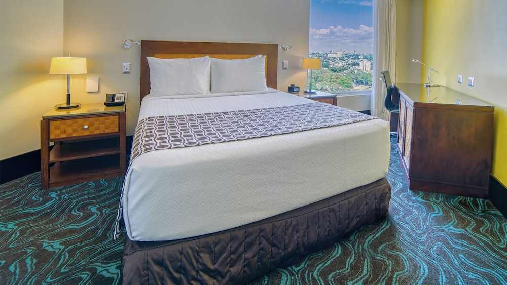 Standard Room, 1 Queen Bed (Accessible Bathtub)