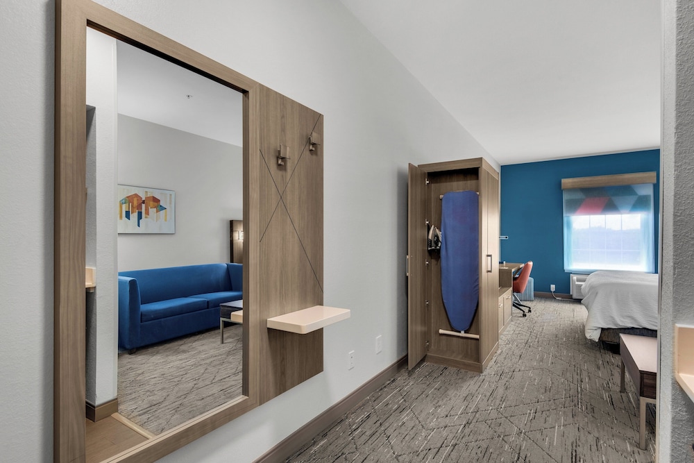 Suite, 1 King Bed, Accessible (Communications Accessible) - Photo 3