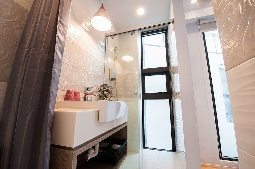 Design Suite, 1 Double Bed, Refrigerator photo 3