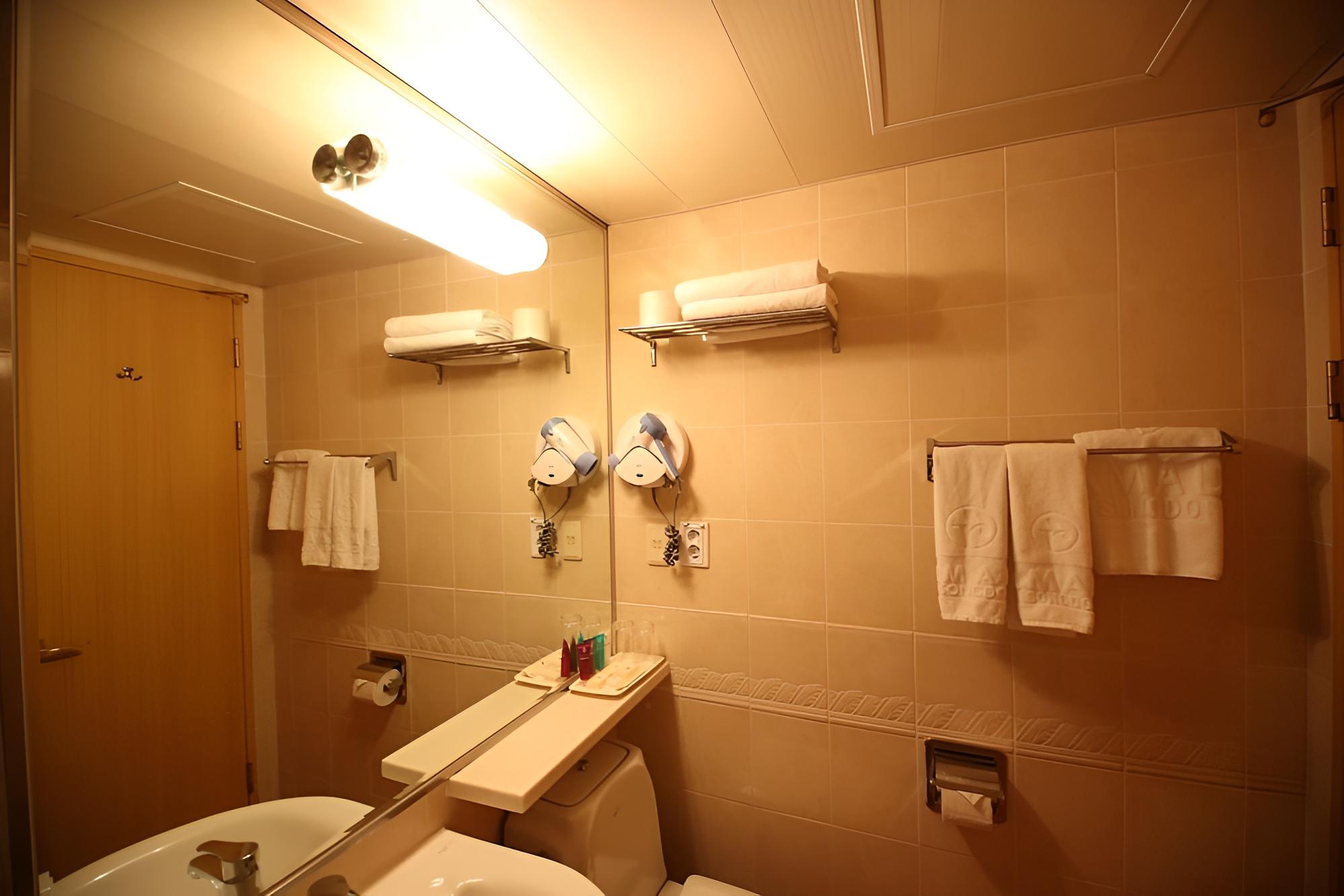 Deluxe Room, Multiple Beds - Photo 6