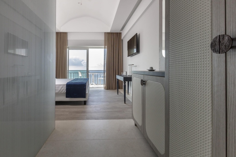 Deluxe Double or Twin Room, Sea View - Photo 3