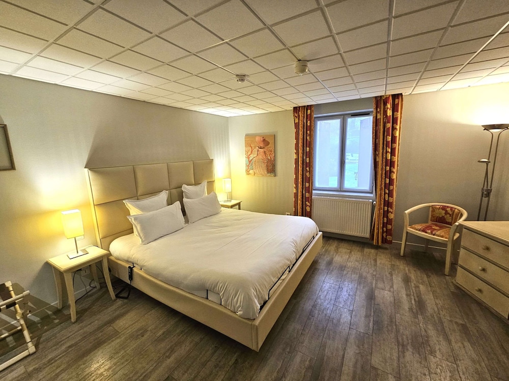 Deluxe Room, 1 King Bed, Non Smoking, Pool View