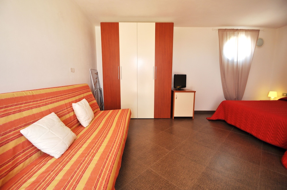 Classic Studio, 1 Bedroom, Kitchenette, Garden View photo 2