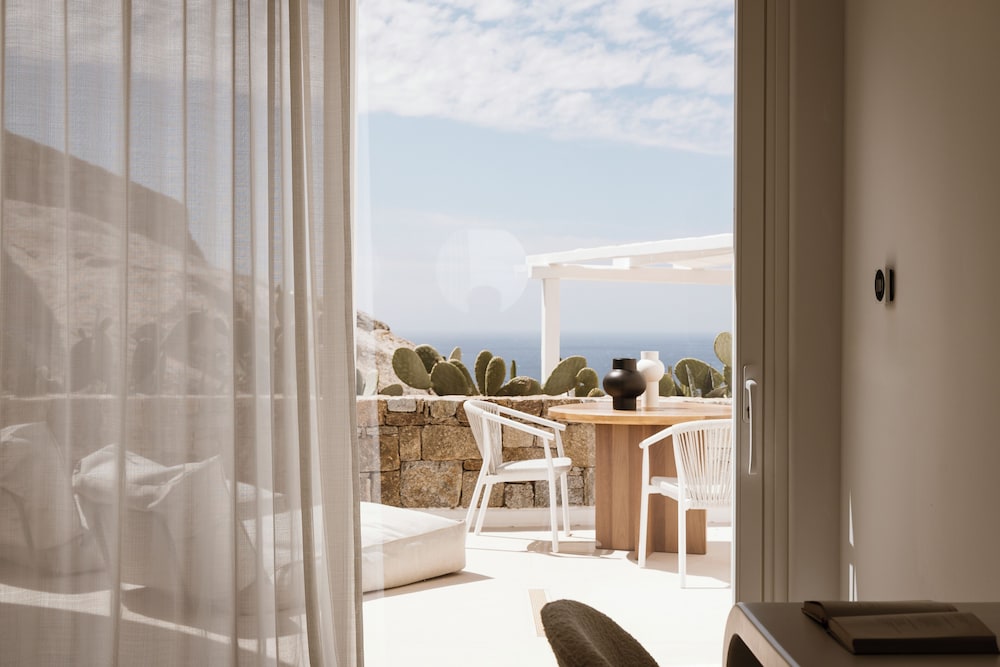 Signature Suite, Jetted Tub, Sea View - Photo 3