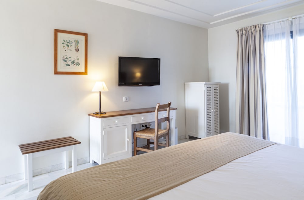 Standard Double or Twin Room - Photo 11