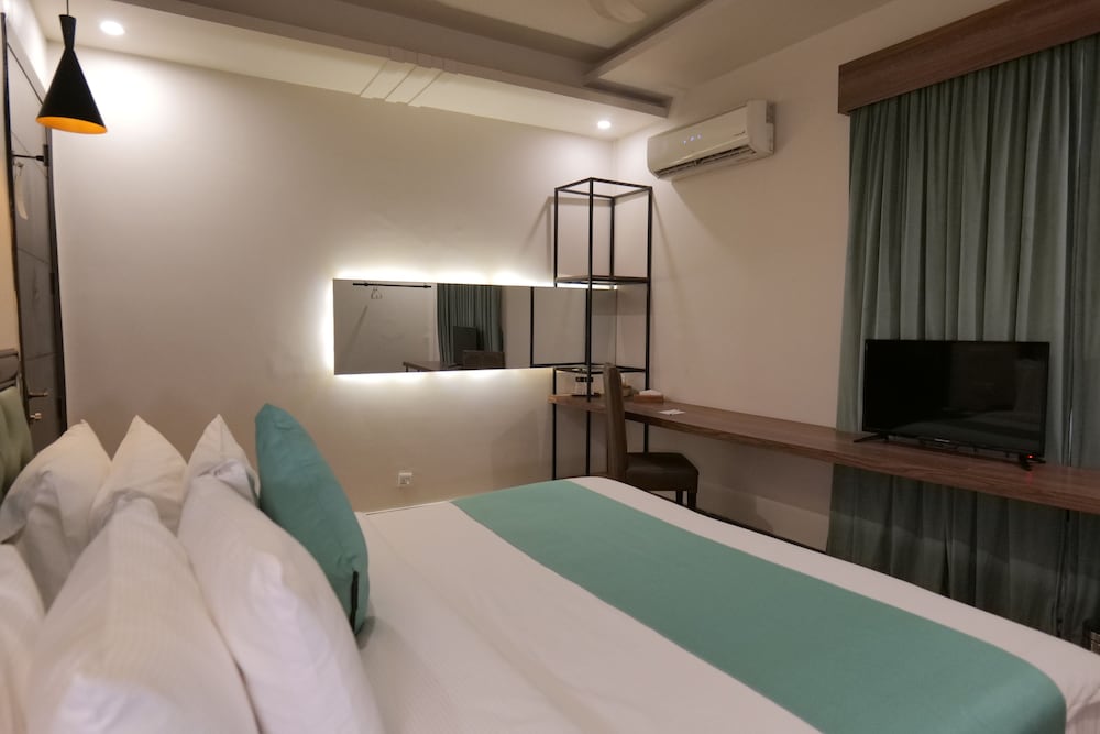 Business Room, 1 King Bed, Private Bathroom