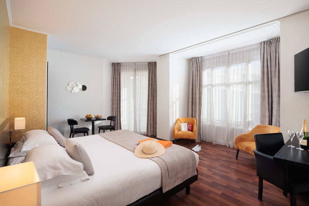 Deluxe Room, 1 King Bed, Non Smoking (Twin bed on request) - Photo 11