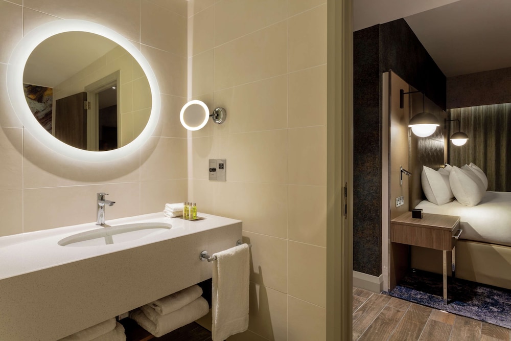 Room, 1 Queen Bed (Peloton) - Photo 3