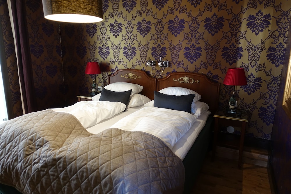 Suite, 1 Queen Bed, Non Smoking, Balcony (Living Room)