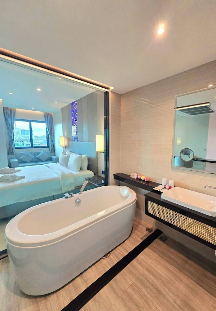 Grand Family Suite with Balcony - Photo 2