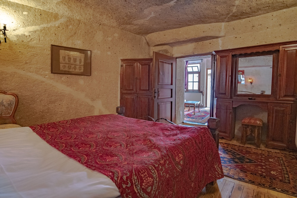 Cave Suite - Photo 13