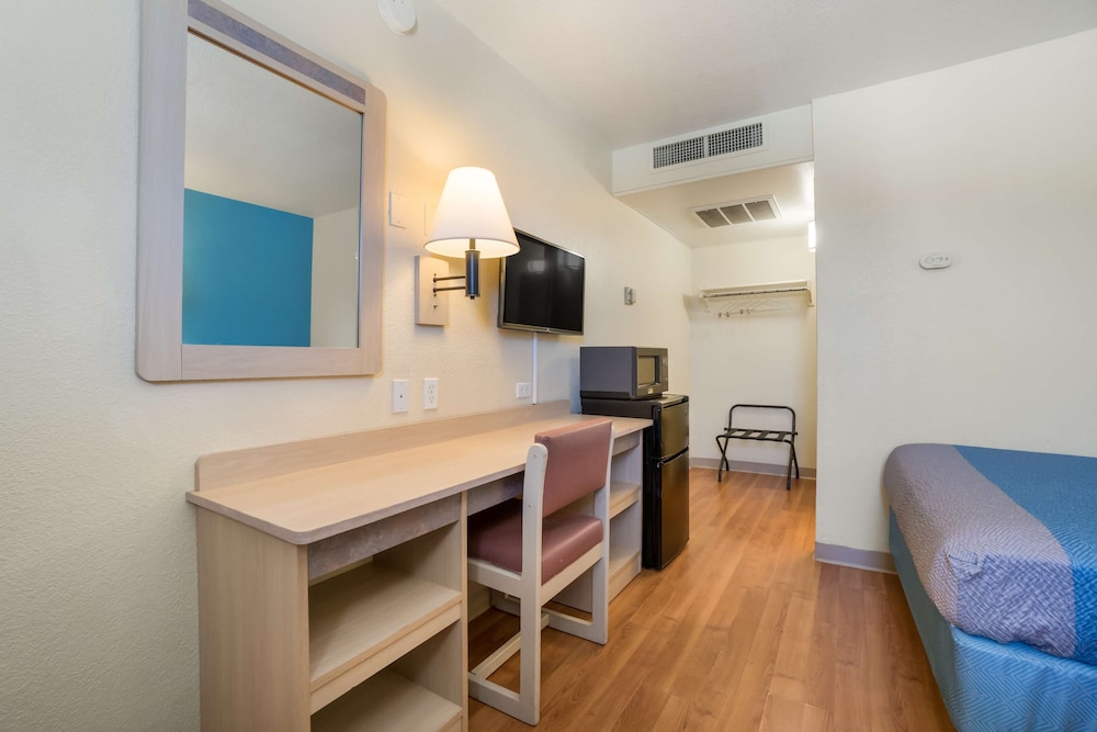 Deluxe Room, 2 Double Beds, Non Smoking, Refrigerator & Microwave photo 3