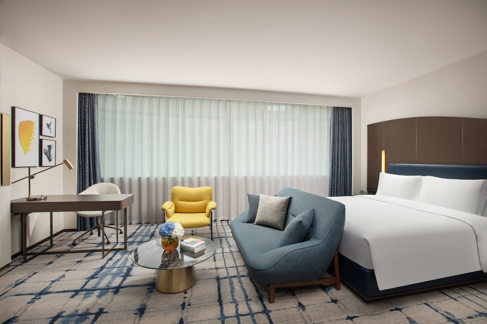 Suite, 1 King Bed, Club Lounge Access - Photo 3