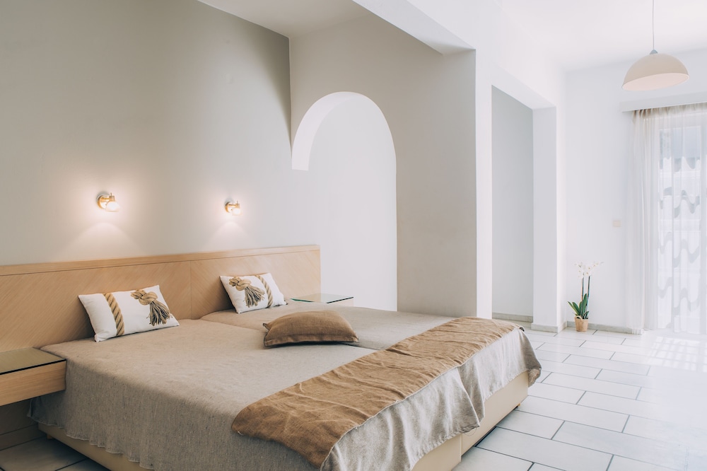 Economy Twin Room (Semi-Basement)
