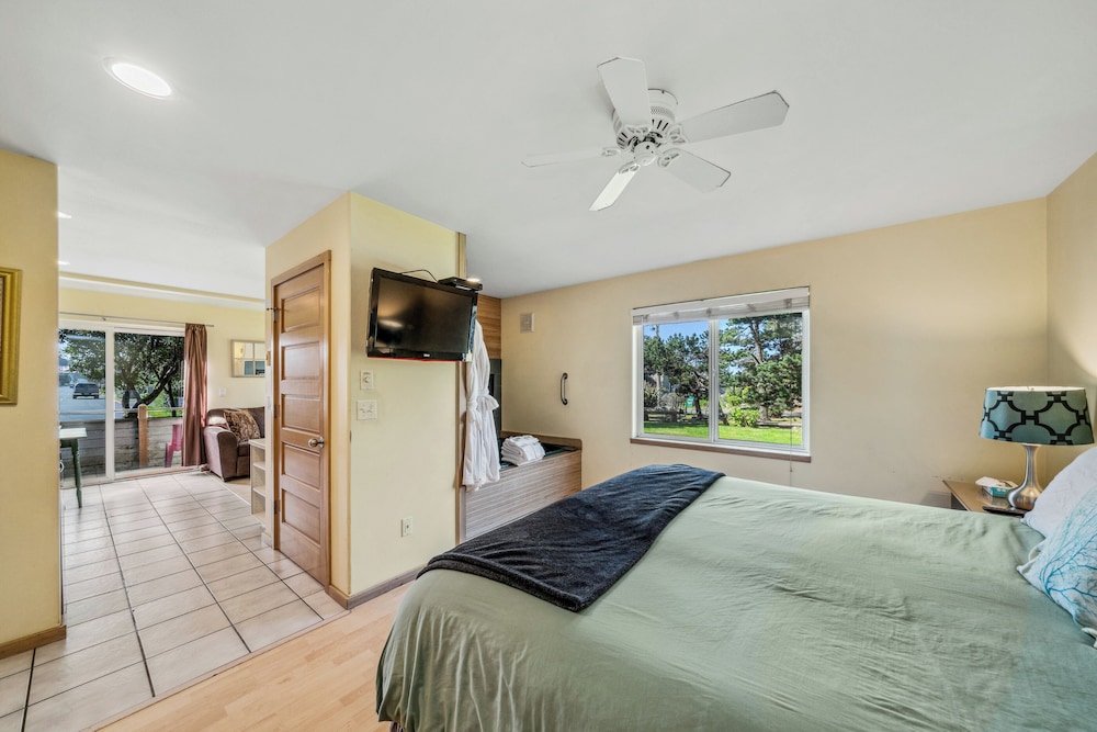 Luxe King Suite photo 1
