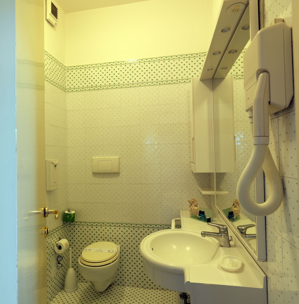 Standard Double or Twin Room - Photo 2