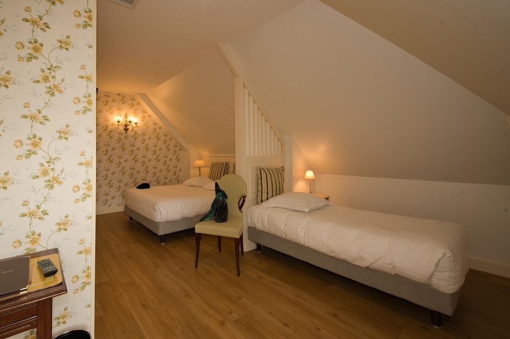 Charming Triple Attic Premium Room - Photo 3