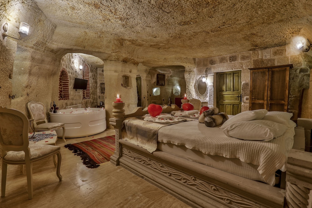 Luxury Suite, Jetted Tub, Courtyard Area - Photo 1